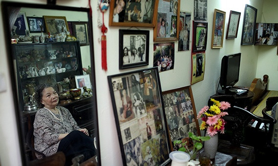 Xung quanh tường trong nhà nghệ sĩ Lê Mai là những bức ảnh kỷ niệm về gia đình và các vai diễn của bà. Ảnh: Tri thức trẻ