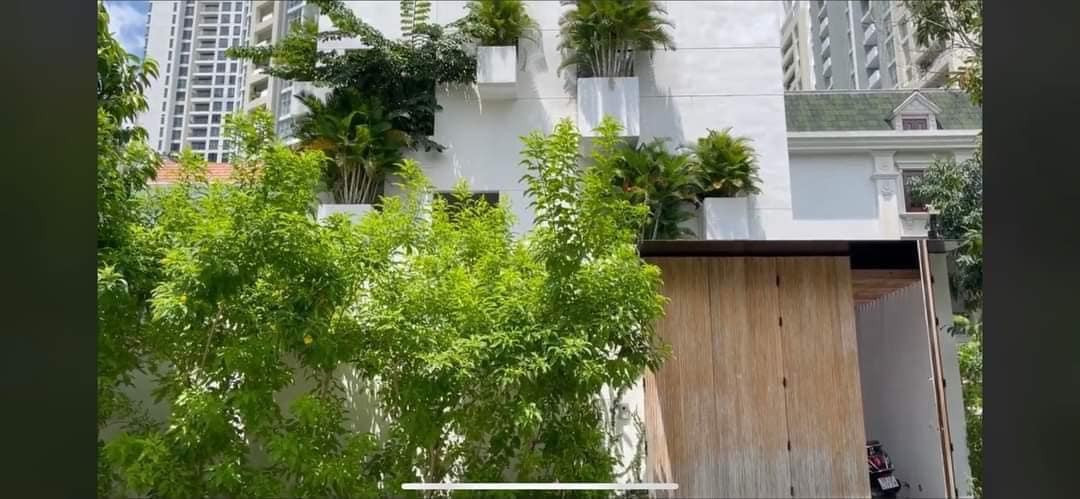 Trên các diễn đàn, một vài cư dân mạng nhanh chóng nhận ra khu biệt thự được cho là Hiền Hồ và đại gia đi xem nằm ở khu An Phú. Ảnh: Facebook