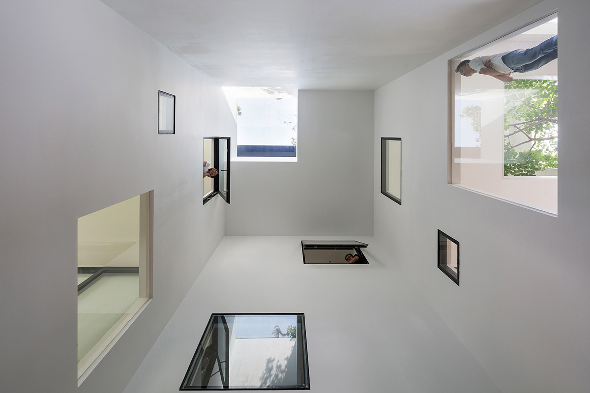 Khoảng thông tầng cùng giếng trời trong căn biệt thự. Ảnh: Archdaily