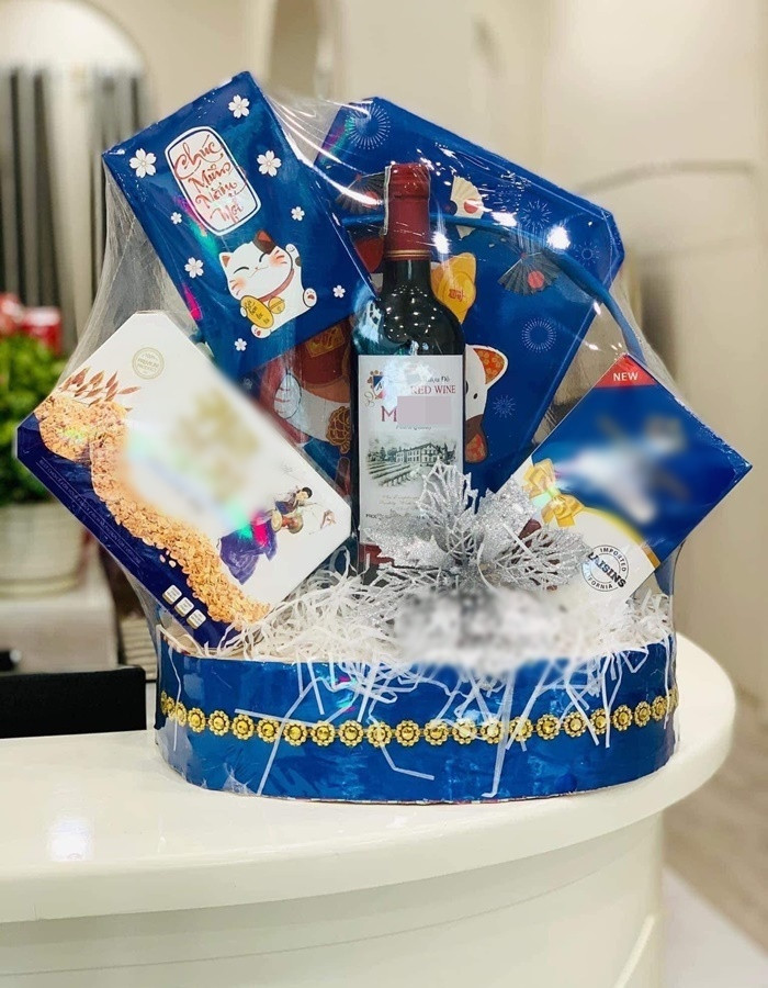 Mới đây, tài khoản T.P.B. cho biết đã đặt mua một giỏ quà Tết nhưng khi khui giỏ đồ thì rất thất vọng vì ngoài hình thức bắt mắt nhưng phía trong lại khác "một trời một vực". Ảnh: FB T.P.B.