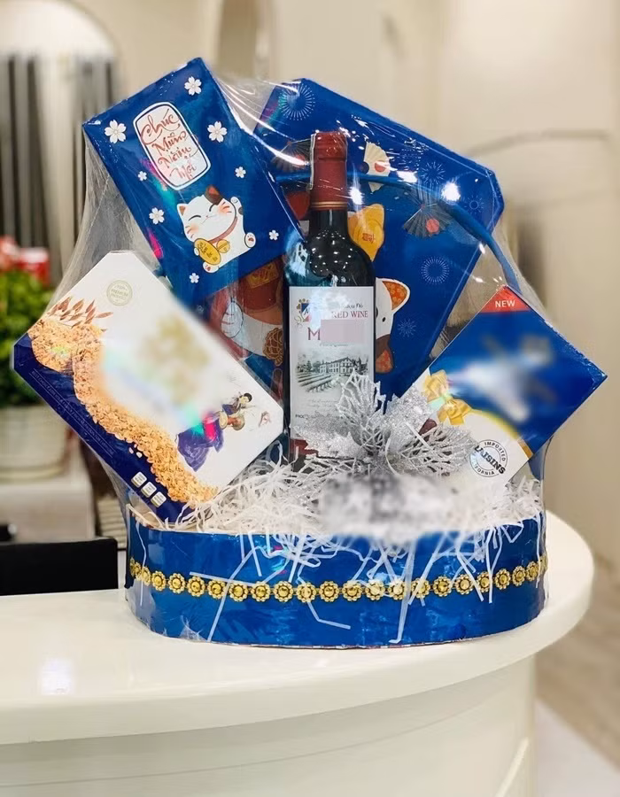 Mới đây, tài khoản T.P.B. cho biết đã đặt mua một giỏ quà Tết nhưng khi khui giỏ đồ thì rất thất vọng vì ngoài hình thức bắt mắt nhưng phía trong lại khác "một trời một vực". Ảnh: FB T.P.B.