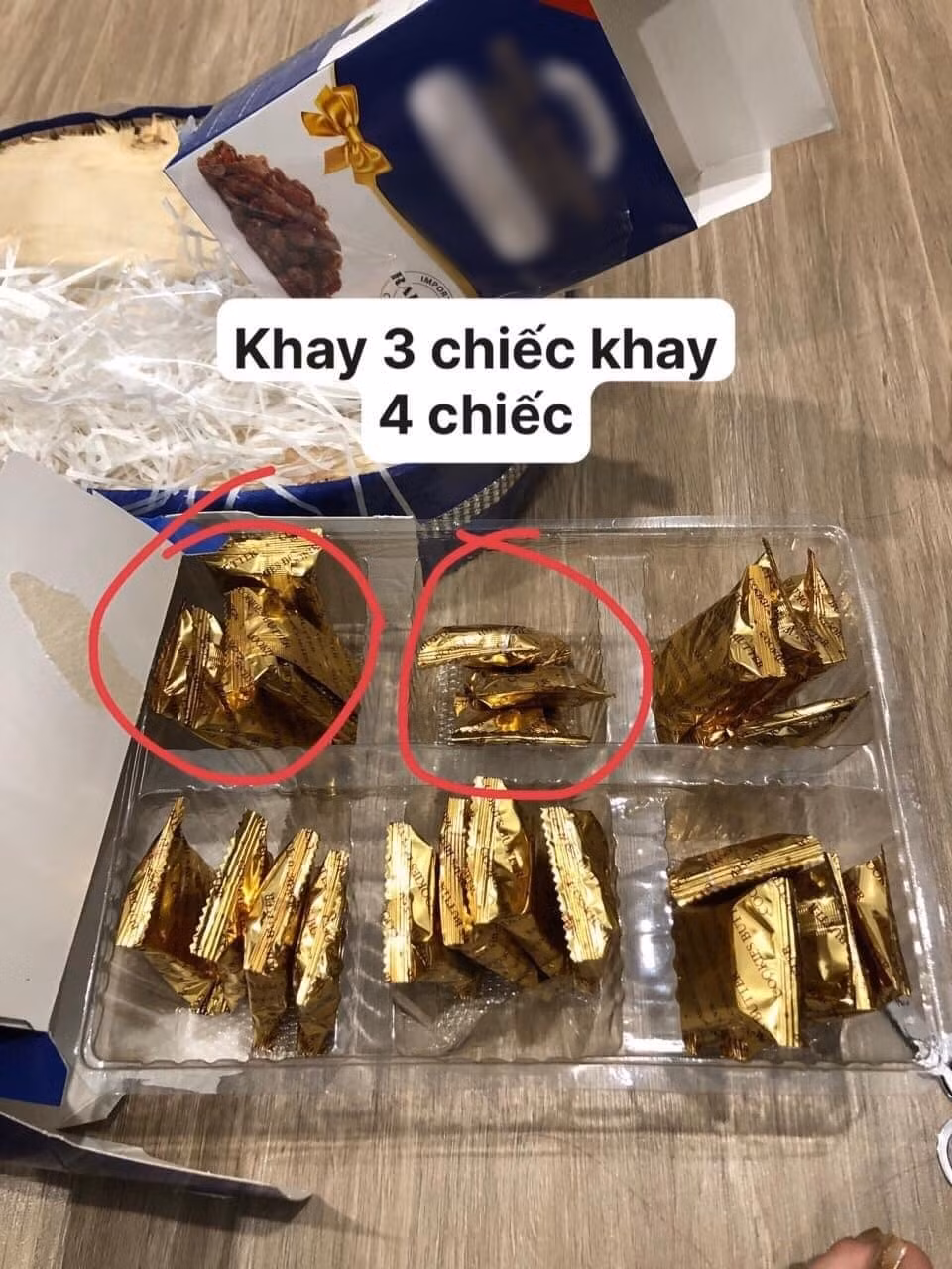 Theo đó, hộp bánh không đồng đều, khay 3 chiếc, khay 4 chiếc trông khá nham nhở. Ảnh: FB T.P.B.