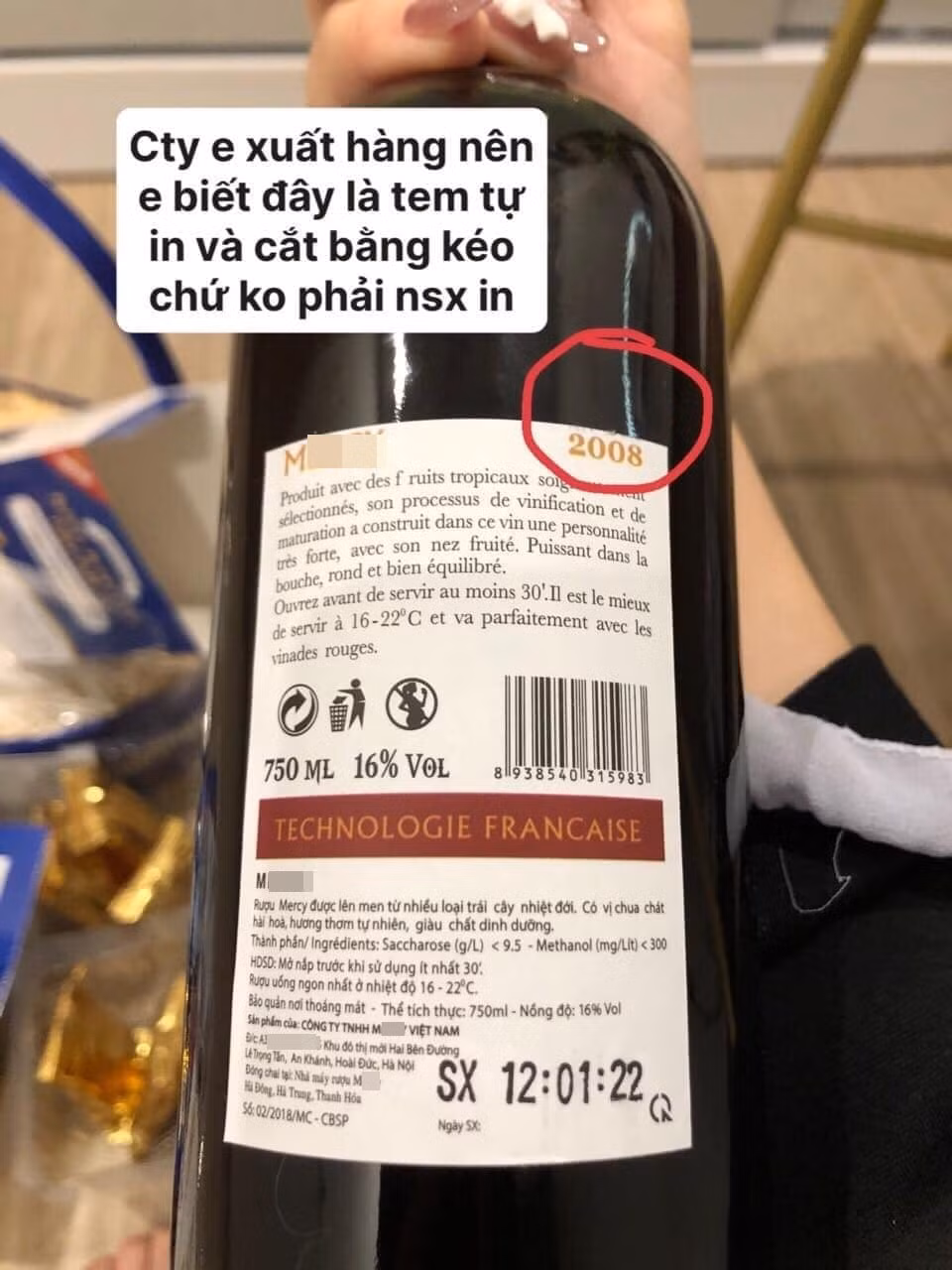 Đặc biệt, chai đồ uống được sản xuất từ một cơ sở từng bị cơ quan chức năng phát hiện có nhiều sai phạm. Ảnh: FB T.P.B.