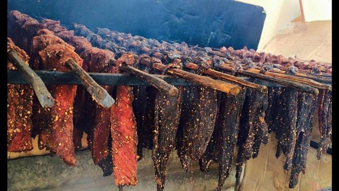 Là đặc sản vùng cao Tây Bắc nhưng càng ngày, thịt trâu gác bếp lại càng được ưa chuộng ở những tỉnh miền xuôi, nhất là vào thời điểm gần Tết. Ảnh: Facebook