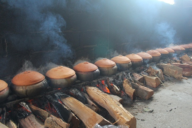 Để tạo ra những nồi cá kho chất lượng, người dân phải thực hiện chỉn chu, công phu từ khâu chọn nguyên liệu đến quá trình chế biến. Ảnh: Vietnamnet