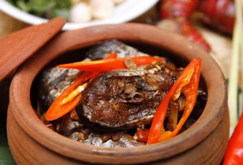 Mỗi niêu cá kho làng Vũ Đại từ 2 – 6kg sẽ được bán với giá dao động khoảng 600.000 – 1,4 triệu đồng/niêu. Ảnh: Nonavi