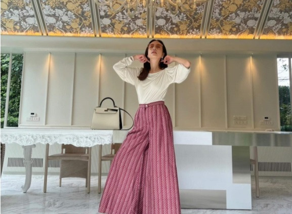 Những bức ảnh trên trang Instagram cá nhân cho thấy nơi ở riêng của bà Nualphan Lamsam vô cùng sang trọng với đồ trang trí bằng đèn chùm và đồ nội thất hiện đại. Ảnh: Instagram