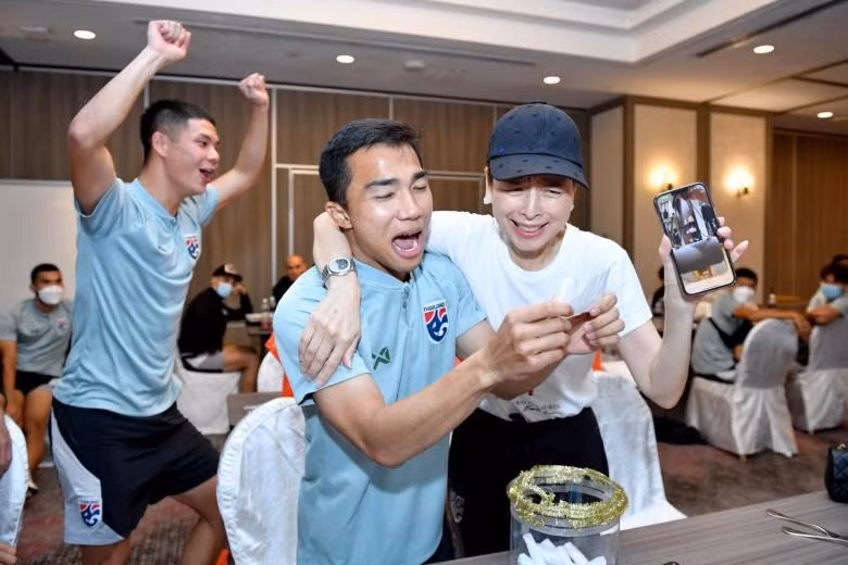 Năm 2021, với tư cách là chủ tịch đội bóng Thai Port, bà đã tổ chức buổi tiệc gắn kết, tặng nhiều món quà đắt tiền cho các cầu thủ và nhân viên như đồng hồ Rolex, iPhone 13 và túi hàng hiệu qua hoạt động rút thăm may mắn. Ảnh: SCMP