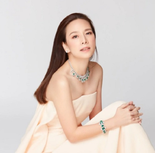 Nữ tỷ phú Thái Lan còn là người yêu thích trang sức. Bà luôn biết phải đeo loại trang sức gì khi xuất hiện tại các sự kiện. Ảnh: Instagram