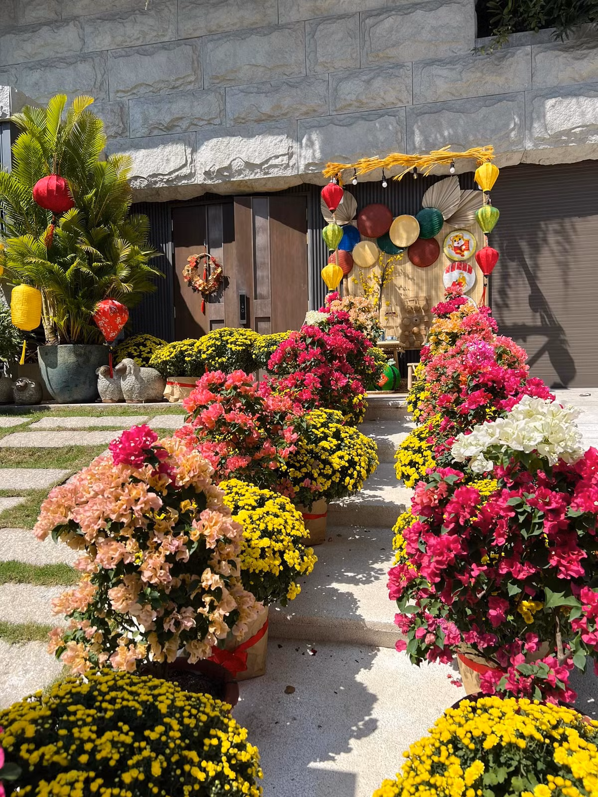 Theo những bức ảnh có thể thấy, Đàm Thu Trang trang hoàng biệt thự một cách chỉn chu. Ngay từ cửa vào đã phủ đầy hoa, sắc màu tươi tắn.