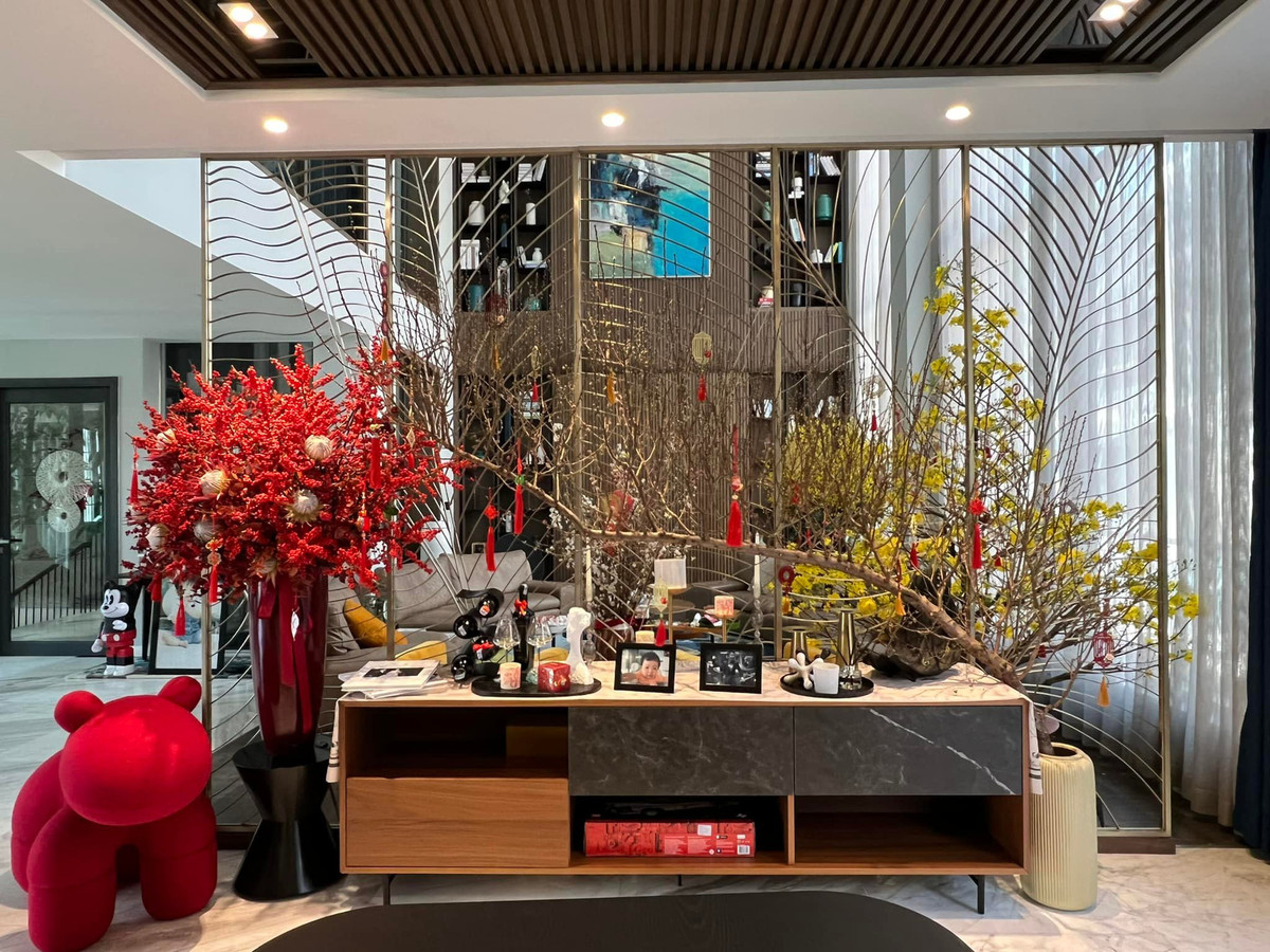 Bên trong nhà hoa đào, hoa mai, đào đông đỏ, tuyết mai được đặt khắp nơi nhưng vẫn rất tinh tế và thoáng.