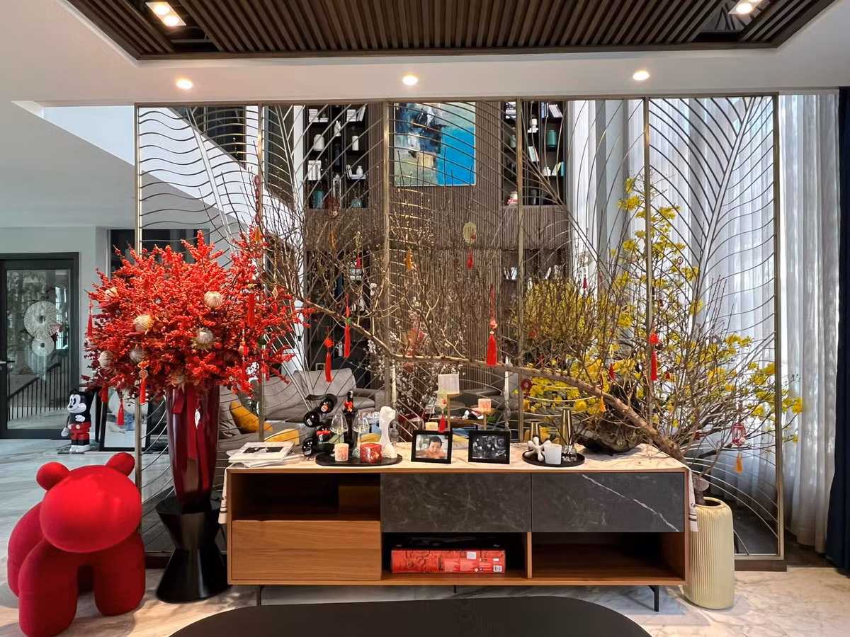 Bên trong nhà hoa đào, hoa mai, đào đông đỏ, tuyết mai được đặt khắp nơi nhưng vẫn rất tinh tế và thoáng.