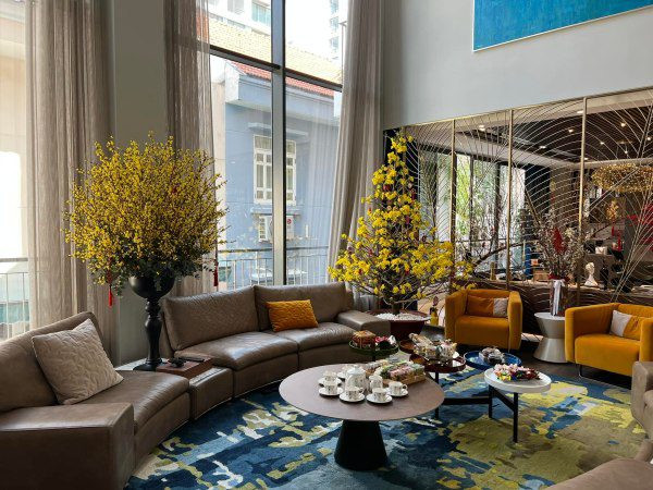 Hoa phủ khắp khắp không gian giúp biệt thự toát lên vẻ sang trọng và cực đẳng cấp.