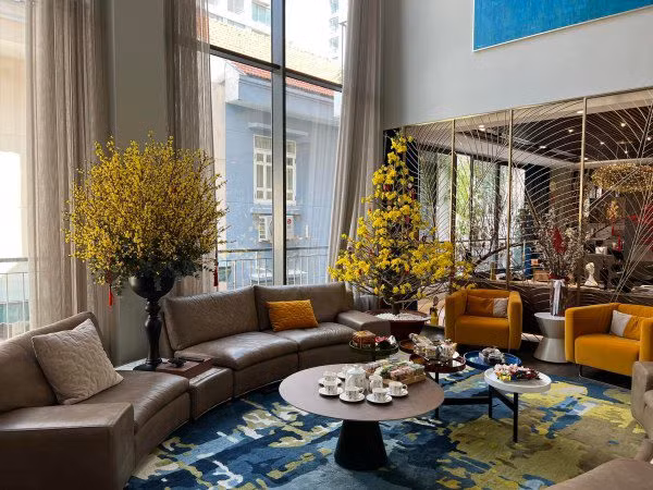 Hoa phủ khắp khắp không gian giúp biệt thự toát lên vẻ sang trọng và cực đẳng cấp.