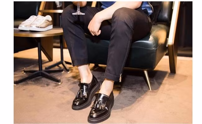 Đôi giày Dior Homme của nhà mốt xa xỉ bậc nhất nước Pháp Christian Dior trị giá 21,1 triệu đồng cũng nằm trong tủ đồ hiệu của Vũ Khắc Tiệp. Ảnh: Dân Việt