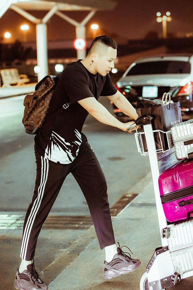 Chàng trai họ Vũ có niềm đam mê bất tận với đồ hiệu và thường không tiếc tiền cho những vật phẩm xa xỉ để chứng minh đẳng cấp. Ảnh: FBNV