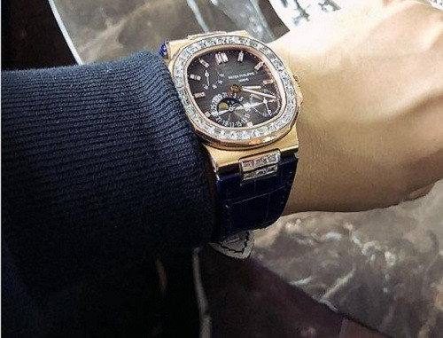 Trong một dịp hiếm hoi ra Hà Nội, "ông trùm chân dài" đã tranh thủ tự thưởng cho mình một chiếc đồng hồ tiền tỉ của thương hiệu xa xỉ Patek Phillippe. Ảnh: Bossluxury