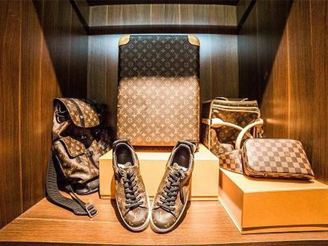 Ông bầu Vũ Khắc Tiệp dành riêng một góc để bày trí các item của Louis Vuitton. Ảnh: FBNV