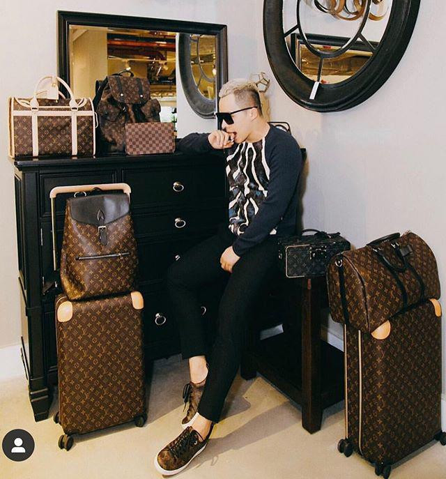 Thừa nhận mình là "tín đồ" của Louis Vuitton, Vũ Khắc Tiệp cho biết đây là thương hiệu mình sở hữu nhiều món đồ nhất trong nhà. Ảnh: FBNV