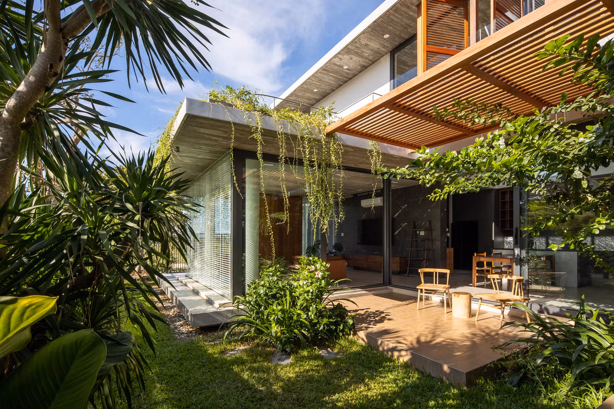 Điểm gặp gỡ giữa các không gian cũng chính là các mảng xanh trong công trình.