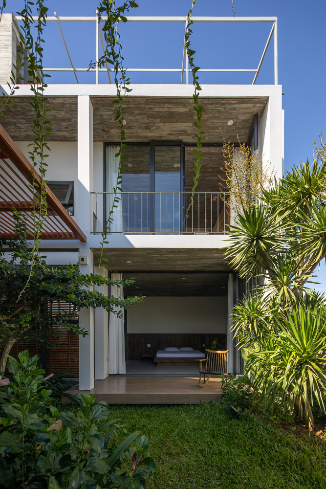 Hệ thống cây xanh trong nhà kết hợp với mái bê tông có độ vươn lớn và hệ lam gỗ giúp bảo vệ căn nhà khỏi tác dộng xấu của thiên nhiên.