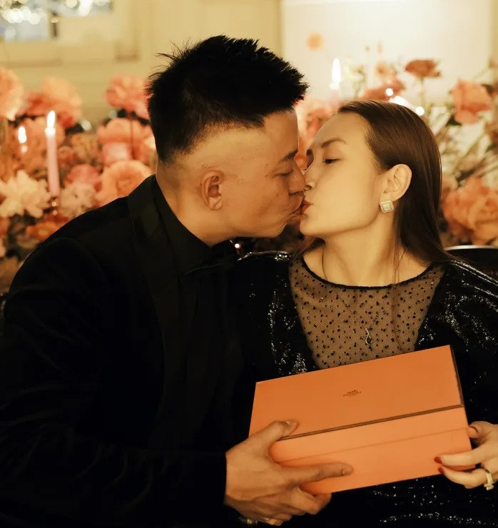 Dịp Valentine vừa qua, Tuấn Hưng đã chi khoảng 1,5 tỷ đồng mua túi Hermes Kelly Pochette để tặng vợ. Ảnh: FBNV