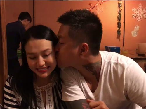 Trong buổi lễ kỷ niệm 3 năm ngày cưới, Tuấn Hưng tặng bà xã Hương Baby một chiếc nhẫn kim cương lung linh và khá to. Ảnh: Khám phá