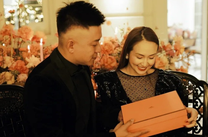 Ngoài xế hộp bạc tỷ, nam ca sĩ còn tặng vợ hàng hiệu và trang sức đắt đỏ. Ảnh: FBNV