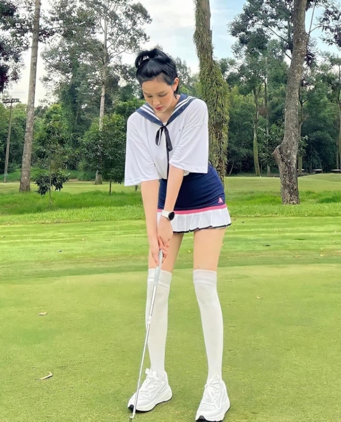 Mỗi lần đến sân golf, Hiền Hồ tốn không dưới 10 triệu đồng chỉ cho khoản trang phục.