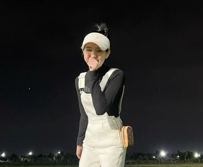Ca sĩ Hiền Hồ cũng một trong những sao nữ Vbiz chăm chỉ ra sân golf.