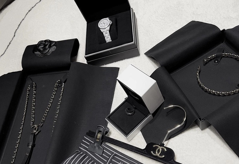 Trên trang cá nhân, Hiền Hồ thường xuyên khoe "chiến tích mua sắm" của mình. Tất cả đều là hàng hiệu Chanel, YSL,...Nguồn ảnh: Instagram, FBNV