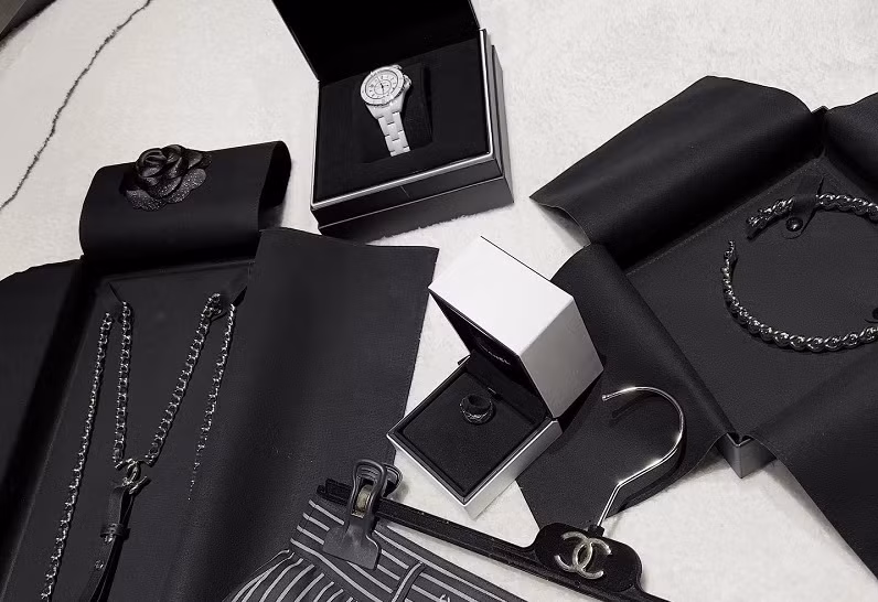 Trên trang cá nhân, Hiền Hồ thường xuyên khoe "chiến tích mua sắm" của mình. Tất cả đều là hàng hiệu Chanel, YSL,...Nguồn ảnh: Instagram, FBNV