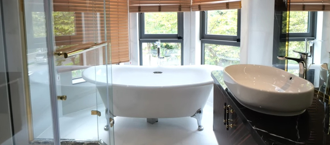 Trong phòng ngủ còn có khu vực thay đồ và phòng tắm với nội thất hiện đại.