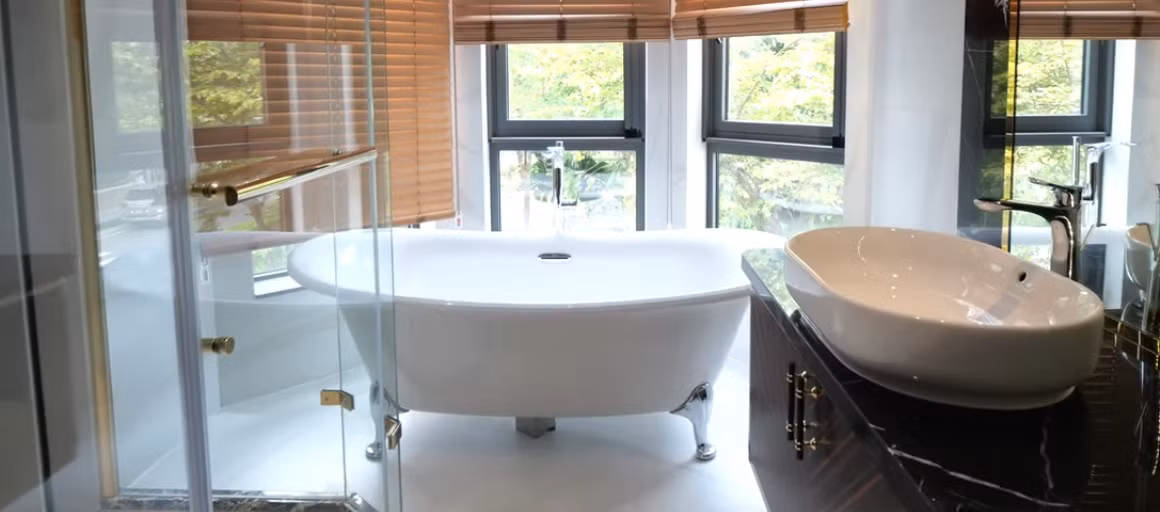 Trong phòng ngủ còn có khu vực thay đồ và phòng tắm với nội thất hiện đại.