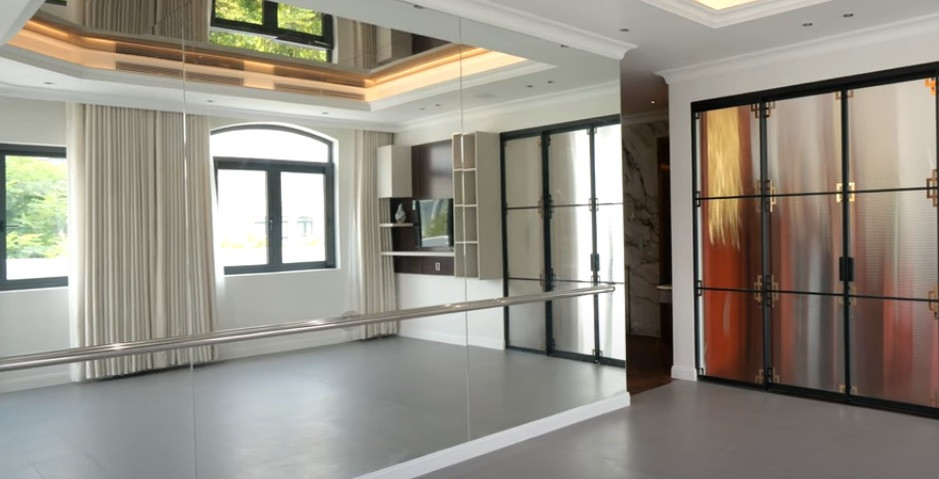 Phòng tập gym rộng, phục vụ nhu cầu rèn luyện sức khỏe của gia chủ. Nguồn ảnh: chụp màn hình NhaF