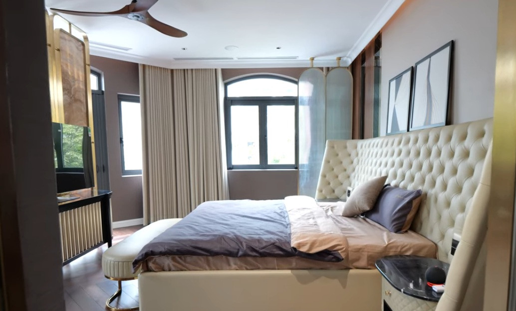 Phòng ngủ master có chiếc giường khá lớn.