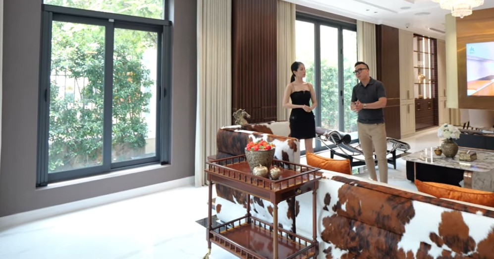 Không gian phòng khách vô cùng thoáng đãng nhờ hệ thống cửa kính 2 lớp như trong các khu nghỉ dưỡng.