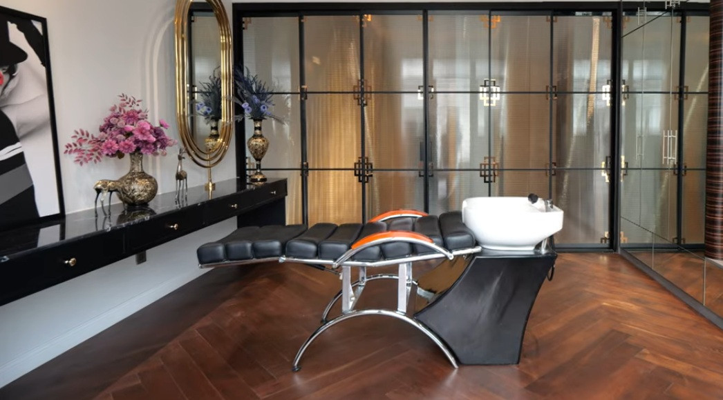 Đặc biệt, trong căn biệt thự của đại gia này còn có một phòng spa riêng biệt.