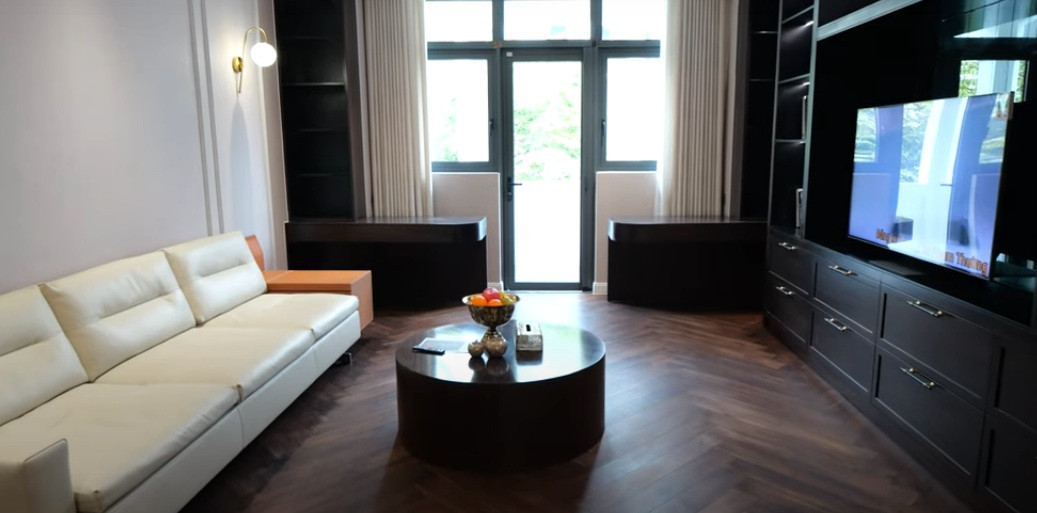 Trên tầng 2 là không gian phòng khách thứ 2 riêng tư hơn.