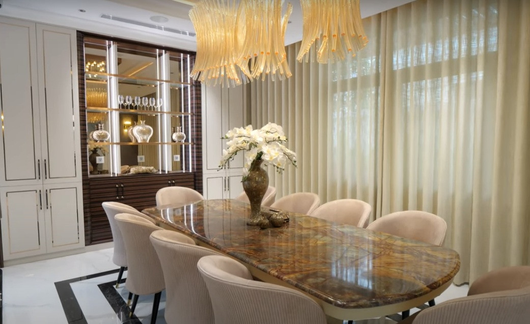 Khu vực bàn ăn lớn đủ chỗ cho khoảng 10 người.