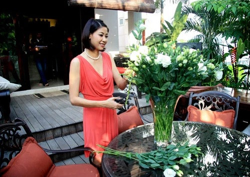 Trong vườn đặt nhiều bộ bàn ghế cho cả gia đình thư giãn. Ảnh: Tri thức trẻ