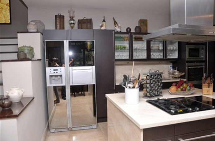 Phòng bếp được trang trí nhiều thiết bị hiện đại như bếp âm, tủ lạnh 4 cánh, lò nướng...Ảnh: Tri thức trẻ