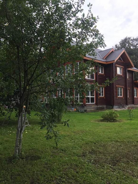 Ở Nga, gia đình thủ thành Đặng Văn Lâm sống trong căn hộ khang trang, bao quanh là vườn cây xanh mát. Ảnh: FBNV