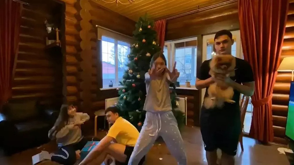 Ngôi nhà có gam màu nâu chủ đạo. Các vật dụng trong nhà hầu hết làm bằng gỗ. Ảnh: FBNV