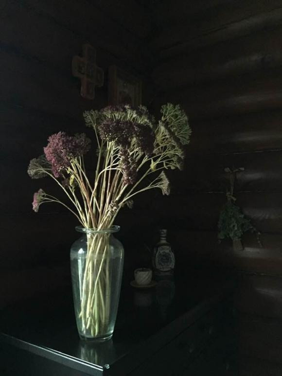 Những bình hoa tươi giúp không gian nhà thêm sinh động. Ảnh: FBNV