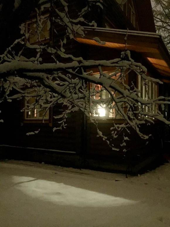 Vào mùa đông, căn nhà bao phủ bởi lớp tuyết trắng xóa. Ảnh: FBNV