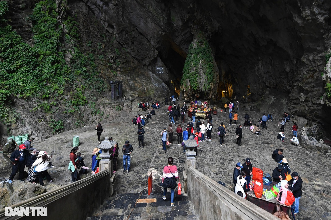 Người dân tham quan và khấn bái bên trong động Hương Tích. Được biết, trong sáng nay có gần 2.000 du khách đã tới tham quan, hành hương lễ chùa tại Khu di tích thắng cảnh Hương Sơn.