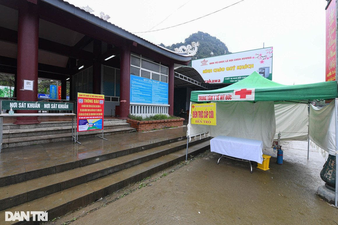 BQL Khu di tích thắng cảnh Hương Sơn đã thực hiện nhiều biện pháp phòng dịch khi đón khách tới tham quan. Ngoài ra còn bố trí trạm y tế lưu động ngay trước khu vực bến Trò để kịp thời xử lý các tình huống bất ngờ xảy ra.