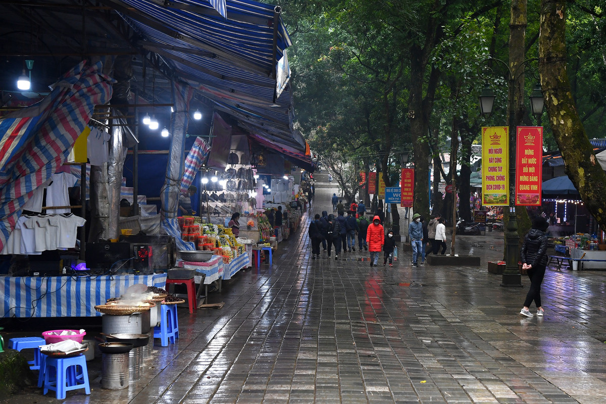 Khu vực lối đi từ bến Trò lên chùa Thiên Trù, hàng quán đã kịp bày bán để phục vụ khách cho ngày mở cửa.