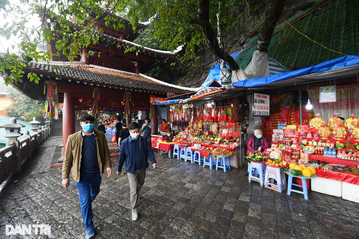 Lối lên động Hương Tích cũng bày bán tràn lan các mặt hàng phục vụ cúng lễ.